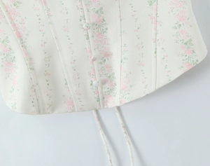 Détail de l'imprimé fleuri sur l'ensemble deux pièces avec boutons recouverts et taille ajustée