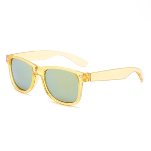 Detalle de gafas de sol para niños en amarillo ámbar con remaches metálicos decorativos
