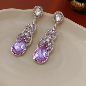 Vue détaillée des boucles d'oreilles goutte d'eau violette avec aiguille en argent