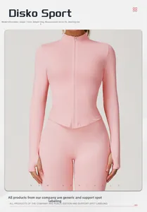 Vue détaillée de la veste de yoga rose clair avec texture côtelée et passe-pouces