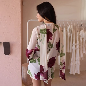 Rückenfreies Sommerkleid mit Blumenmuster, langen Ärmeln und Bindeband in Weiß und Rot