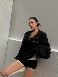 Completo felpa oversize nera con mezza zip e pantaloncini con stampa Chronic per donna