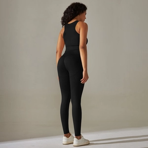 Vue arrière d'un ensemble de yoga noir sans couture avec legging taille haute et brassière