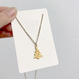 Détail du collier en acier inoxydable doré 18 carats avec pendentif sapin de Noël