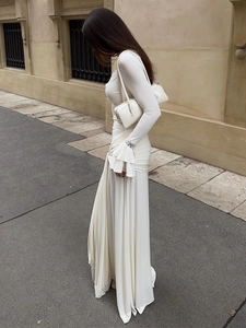 Robe sirène élégante en satin blanc cassé avec manches évasées en dentelle et col en V