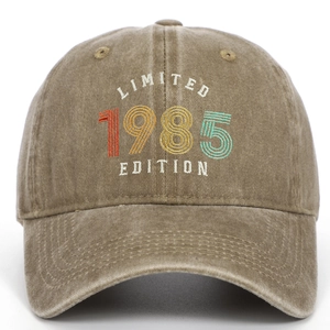 Detalle del bordado multicolor LIMITED 1985 EDITION en gorra de algodón lavado vintage