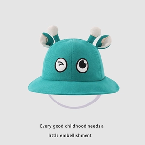 Détail du chapeau bob pour bébé avec yeux brodés et décoration de bois en 3D mignonne