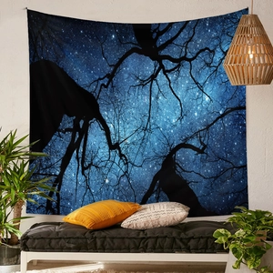 Dettaglio di un arazzo foresta stellata appeso sopra il letto in camera da letto