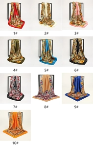 Selezione di 10 foulard in raso di seta con classici motivi floreali paisley su grucce in metallo