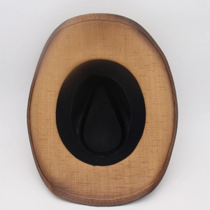 Chapeau de cowboy en paille style western avec bord dégradé vu de dessus avec bandeau