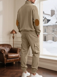 Vue arrière d'un ensemble en maille gaufrée kaki avec coudières et pantalon cargo