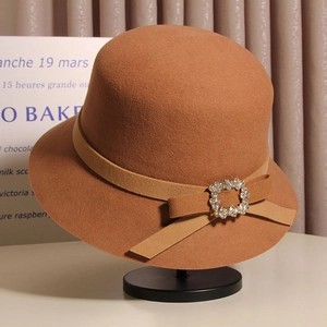 Chapeau cloche en laine marron pour femme avec ruban en daim et boucle en strass