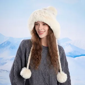 Colbacco invernale in ecopelliccia color crema con pompon e calda fodera in pile da donna