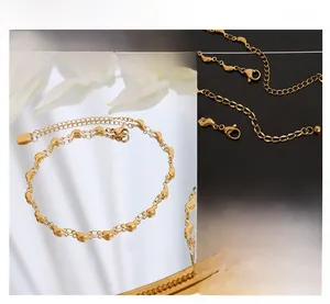 Détail d'une chevillère plaquée or 18K avec breloques goutte d'eau et fermoir mousqueton
