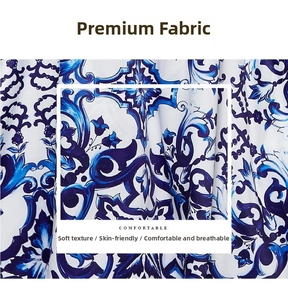 Gros plan détaillé de l'imprimé porcelaine bleue et blanche sur textile doux
