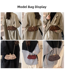 Dettaglio della borsa leopardata con tracolla a catena dorata e chiusura a perla