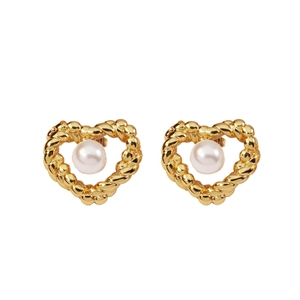 Boucles d'oreilles cœur en or élégantes avec cadre torsadé et incrustation de perles