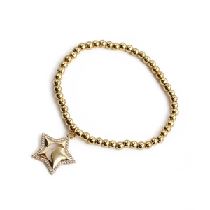 Bracelet à billes plaqué or avec pendentifs étoile et lune en zircon sur fond blanc