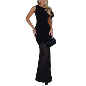 Robe longue moulante noire sans manches avec patchwork en tulle transparent et ruban
