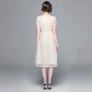 Elegantes französisches Spitzenkleid in Creme-Beige mit schlanker A-Linien-Rückansicht