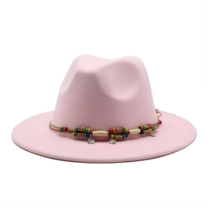 Chapeau fedora en laine rose pour femme avec bandeau de perles colorées et breloques en métal
