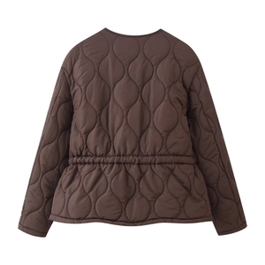 Détail de veste matelassée marron foncé avec motifs gourde et taille élastique au dos