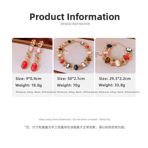 Détail de parure bijoux vintage français avec pendentifs camée et cristaux colorés