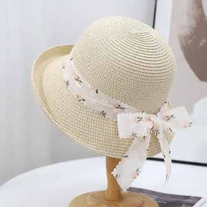 Elegante cappello di paglia francese con nastro floreale e fiocco su supporto