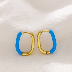 Detailaufnahme ovaler Goldohrringe mit himmelblauer Emaille und Klick-Verschluss