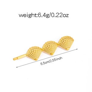 Detailed view of golden scallop star hair clip with 6.5cm length and 6.4g weight specifications