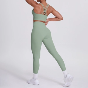Completo yoga verde salvia con reggiseno sportivo incrociato e leggings a vita alta