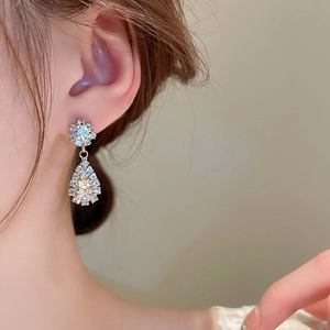 Gros plan de boucles d'oreilles goutte d'eau avec strass portées par un mannequin