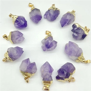 Set aus 11 natürlichen Amethyst-Anhängern mit vergoldetem Rand auf weißem Hintergrund