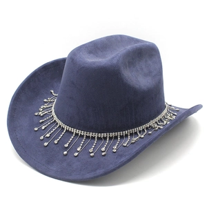 Gros plan sur les franges de strass étincelantes d'un chapeau de cow-boy bleu