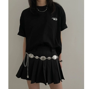 Ceinture chaîne bohème gravée vintage avec jupe plissée noire et t-shirt assorti