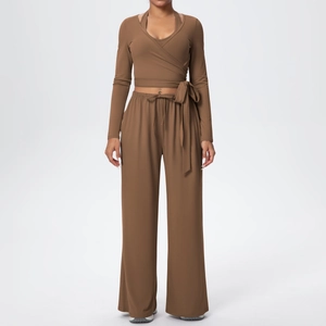 Détail du haut cache-cœur marron à manches longues et du pantalon de yoga large assorti