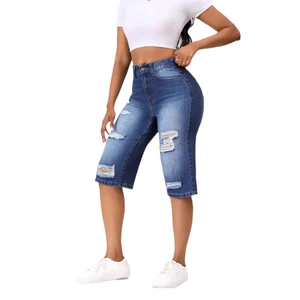 Pantalon capri en jean bleu à taille haute pour femme avec détails déchirés