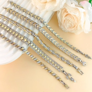 Elegante set di bracciali bicolore con zirconi e motivi geometrici a stella