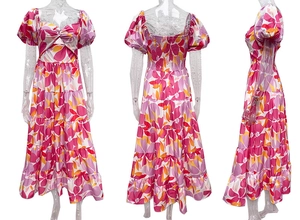 Detailansicht des Blumen-Maxikleides mit Puffärmeln und gestuftem Rockdesign für Damen