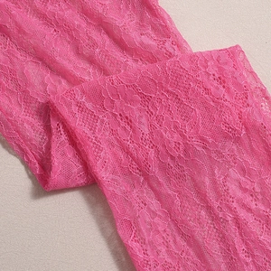 Gros plan sur un tissu en dentelle rose vif avec motifs floraux et maille fine