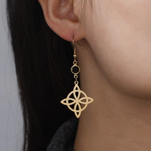 Boucles d'oreilles élégantes en acier titane doré avec pierres noires et nœud celtique