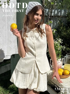 Détail d'un ensemble gilet beige et jupe bouffante en tissu de coton et lin respirant