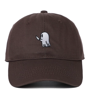 Détail de la broderie fantôme sur casquette de baseball en coton marron style plein air