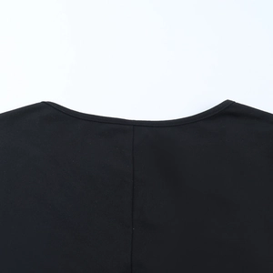 Primo piano dell'elegante scollatura e delle cuciture raffinate su questo abito nero