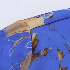 Dettaglio della camicia in raso di seta con stampa floreale e cuciture rifinite con cura