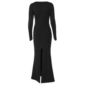 Détail de la fente arrière et de la coupe ajustée sur une robe longue noire élégante