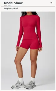 Détail du haut à manches longues rouge framboise et du short de fitness sur modèle