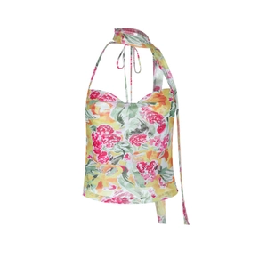 Nahaufnahme von Halter-Top mit Blumenmuster, passendem Halsband und glatter Satinstruktur