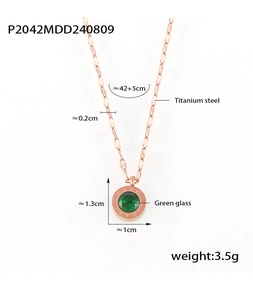 Vue détaillée du collier en or rose avec chiffres romains, pierre verte et dimensions