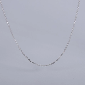 Détail en gros plan d'un collier chaîne croisée en argent sterling S925 fini poli